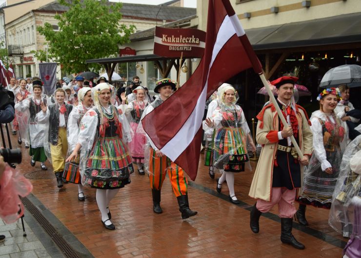 Pierwszy pochód strojów narodowych w Dyneburgu