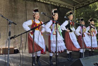 Zespół Pieśni i Tańca „Łomża” i kapela „Dziki Sad” z polskim folklorem w Iłłukszcie