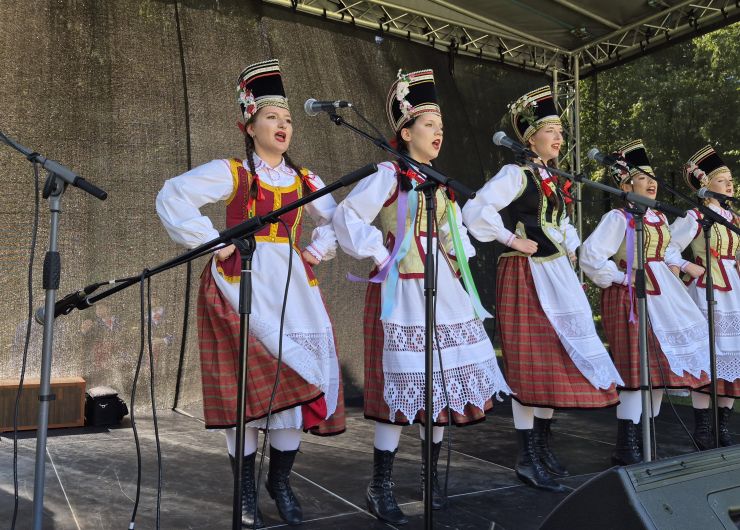 Zespół Pieśni i Tańca „Łomża” i kapela „Dziki Sad” z polskim folklorem w Iłłukszcie