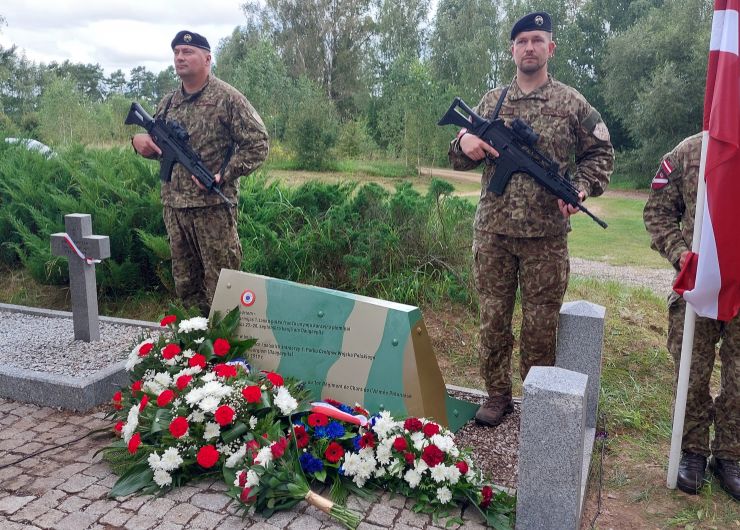 Odsłonięcie steli poświęconej francuskim i polskim żołnierzom 1. Pułku Czołgów WP