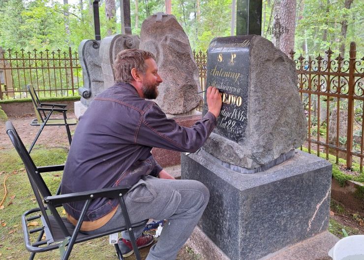 Twają prace konserwatorskie przy grobie Michała Szczerbińskiego, Radcy Stanu